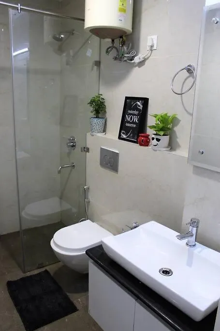 グルガウンZaniah - 1Bhk, 2 Balconies, Free Parking & Wi-Fiアパートメント アパート グルガウン